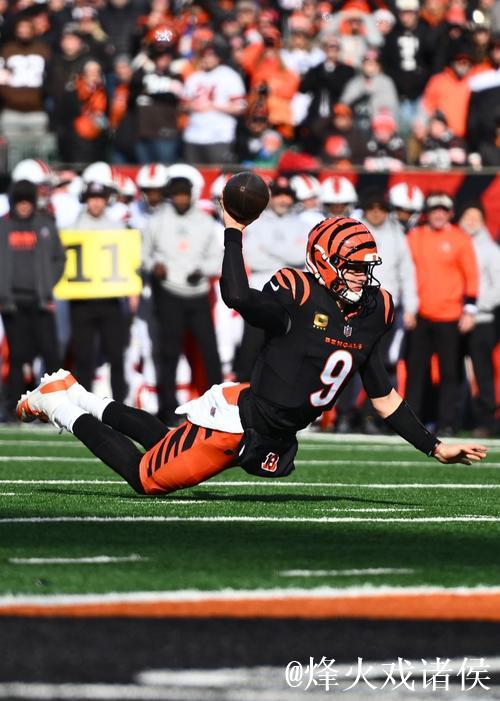 布朗引诱内线防守，高抛传球助攻奥利弗单手抗压拨球入框！